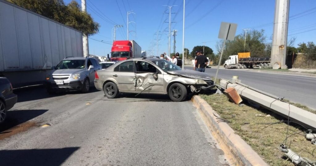 Poste de luz cae sobre vehículo tras accidente en Escobedo