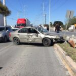 Poste de luz cae sobre vehículo tras accidente en Escobedo